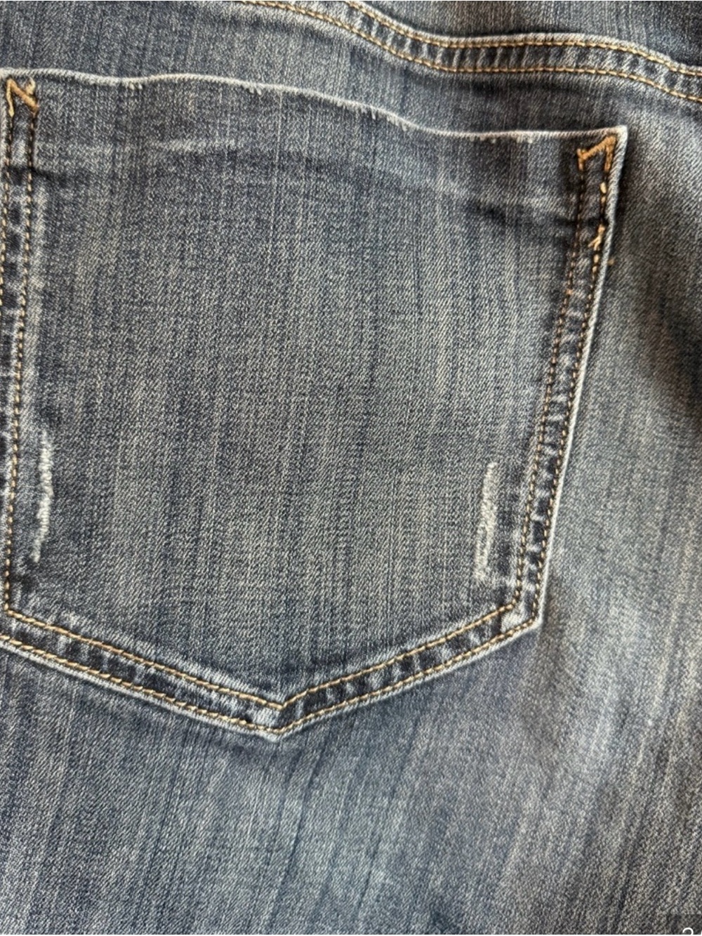 Vera Wang. Classic Mid-Wash Denim Roll-Cuff Women’s Shorts. EUC. Size 16. - Picture 3 of 5
